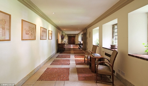 Những ngôi biệt thự ở đây được xây dựng theo phong cách Lutyens điển hình với hành lang rộng nối các căn phòng lại với nhau