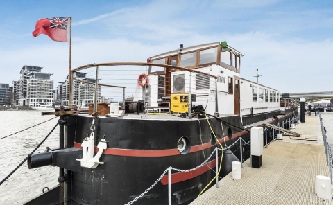 Chiếc xà lan chở than cũ được biến thành một nhà thuyền sang trọng