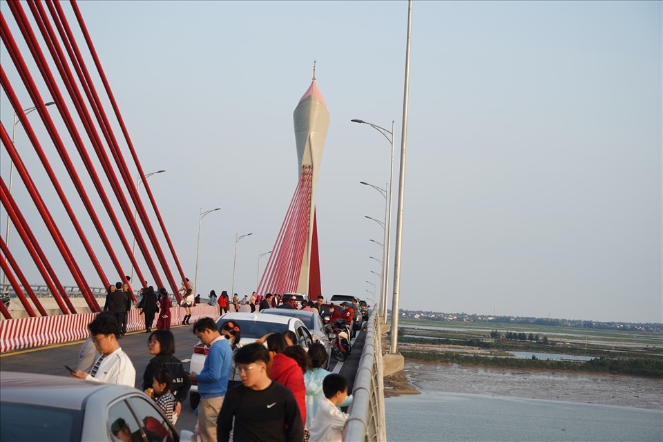 Người dân nô nức check-in trên cầu Cửa Hội